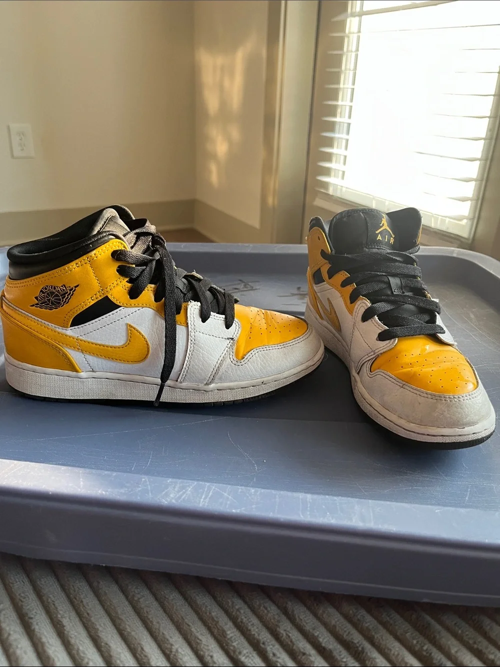 Jordan 1 Mid University Gold (GS)  Sneakers sz 4